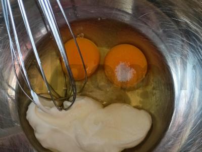 Sūrio ir žaliojo svogūno blynai Žingsnis 1