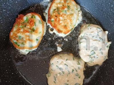 Sūrio ir žaliojo svogūno blynai Žingsnis 4