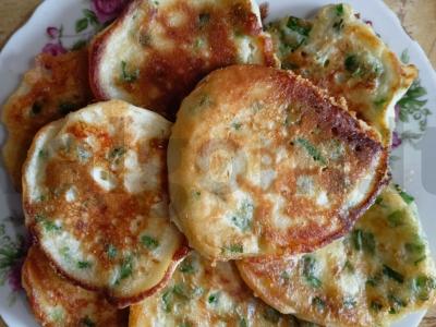 Sūrio ir žaliojo svogūno blynai pagrindine nuotrauka