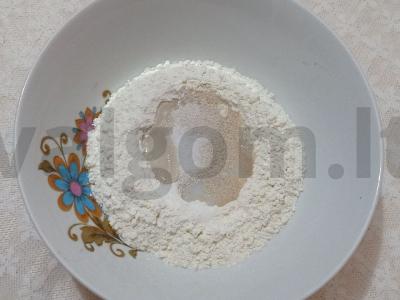 Rudasis pyragas-roselė su abrikosų uogiene, razinomis ir riešutais Žingsnis 1