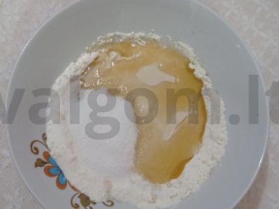 Rudasis pyragas-roselė su abrikosų uogiene, razinomis ir riešutais Žingsnis 2