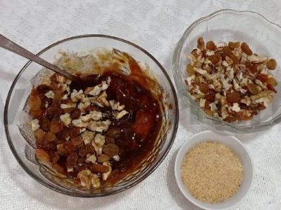 Rudasis pyragas-roselė su abrikosų uogiene, razinomis ir riešutais Žingsnis 3