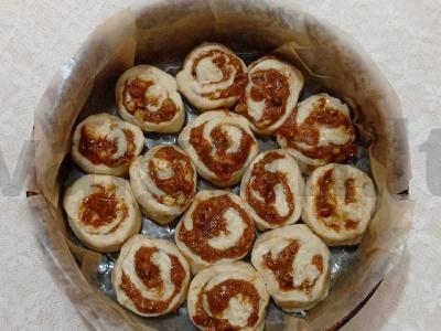 Rudasis pyragas-roselė su abrikosų uogiene, razinomis ir riešutais Žingsnis 4