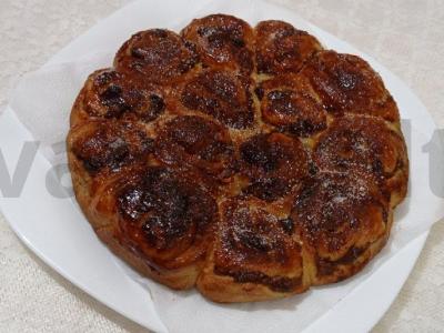 Rudasis pyragas-roselė su abrikosų uogiene, razinomis ir riešutais pagrindine nuotrauka