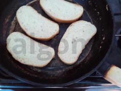 Sumuštiniai su šprotų, agurkų ir majonezo Žingsnis 1