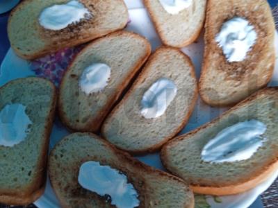 Sumuštiniai su šprotų, agurkų ir majonezo Žingsnis 2