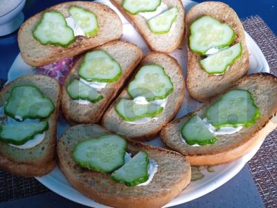 Sumuštiniai su šprotų, agurkų ir majonezo Žingsnis 3