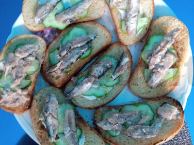 Sumuštiniai su šprotų, agurkų ir majonezo Žingsnis 4