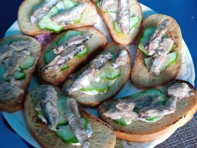 Sumuštiniai su šprotų, agurkų ir majonezo pagrindine nuotrauka