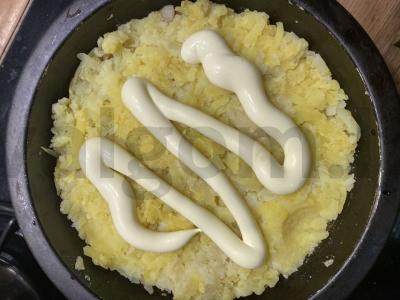 Sotūs salotas „Mimoza“ su žuvies konservais Žingsnis 3