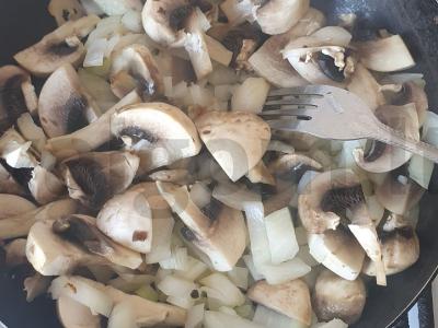 Makaronai grietinėlės-grybų padaže su midijomis Žingsnis 1