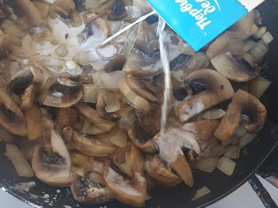 Makaronai grietinėlės-grybų padaže su midijomis Žingsnis 2