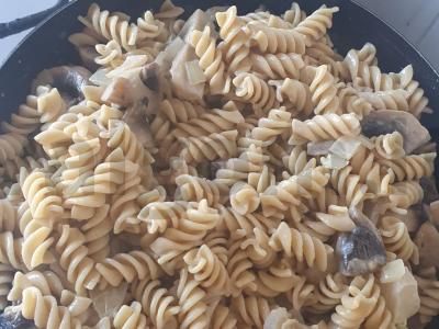 Makaronai grietinėlės-grybų padaže su midijomis Žingsnis 3