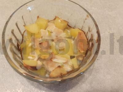 Aštrus vištiena su bulvėmis pagrindine nuotrauka