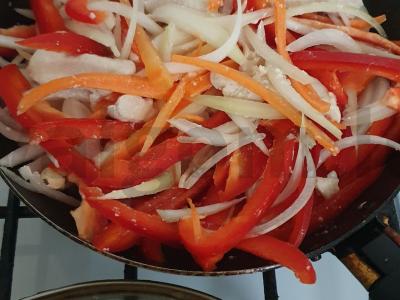 Udon makaronai su vištiena ir daržovėmis Žingsnis 5