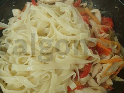 Udon makaronai su vištiena ir daržovėmis Žingsnis 6