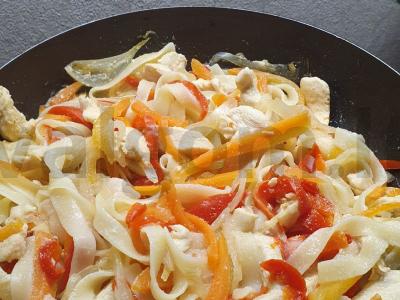 Udon makaronai su vištiena ir daržovėmis pagrindine nuotrauka