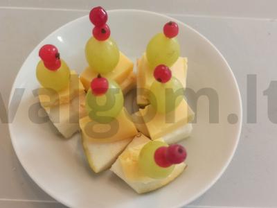 Kanarė su sūriu ir vaisiais šventiniam stalui pagrindine nuotrauka