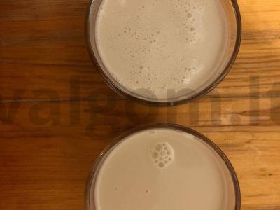 Neįprastas tamsus alus su grietine pagrindine nuotrauka