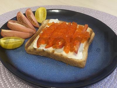 Sumuštinis su paprika ir ikra pagrindine nuotrauka