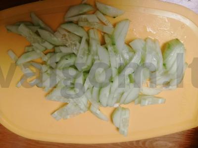 Daržovių salotos „Skonių vaivorykštė“ su kiaušiniu ir sūriu Žingsnis 4