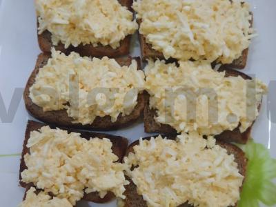 Sumuštiniai su duona, sūriu, majonezu ir česnaku pagrindine nuotrauka