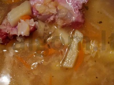 Žirnių sriuba lėtojoje viryklėje pagrindine nuotrauka