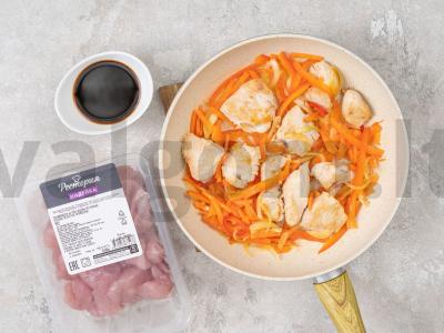 Azijietiški wok makaronai su kalakutiena ir daržovėmis Žingsnis 1