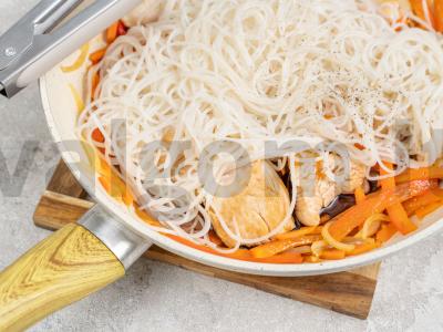 Azijietiški wok makaronai su kalakutiena ir daržovėmis Žingsnis 2