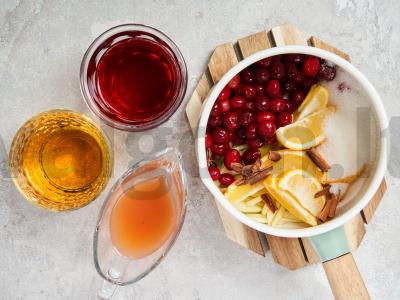 Karštas vynas su spanguolėmis ir cinamonu Žingsnis 2