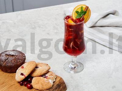 Karštas vynas su spanguolėmis ir cinamonu pagrindine nuotrauka