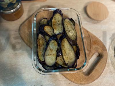 Kepti baklažanai su prieskoniais pagrindine nuotrauka