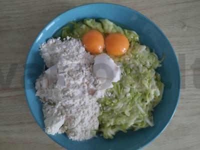 Cukinijų ritinys su pomidorais ir žolelėmis Žingsnis 2