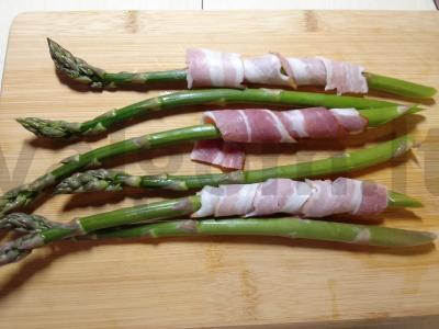 Asparagas su bekonu ir kiaušiniene Žingsnis 1