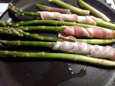 Asparagas su bekonu ir kiaušiniene Žingsnis 2