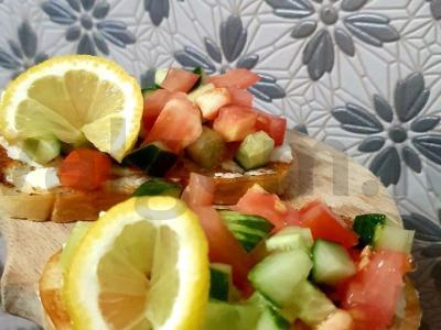 Brusketa su pomidorais ir agurkais pagrindine nuotrauka