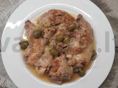 Aštrus triušis, troškintas su alyvuogėmis pagrindine nuotrauka