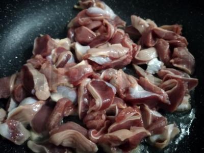 Vištienos viduriai, troškinti vyno padaže Žingsnis 1