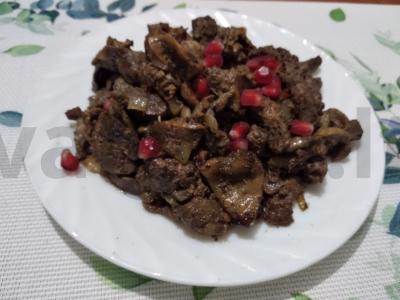 Vištienos viduriai, troškinti vyno padaže pagrindine nuotrauka