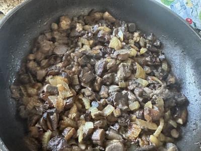 Kepti voveraitės su svogūnais pagrindine nuotrauka