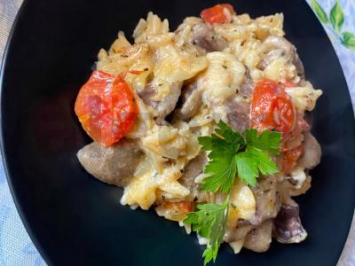 Orzo makaronai grietinėlės padaže su grybais ir pomidorais pagrindine nuotrauka