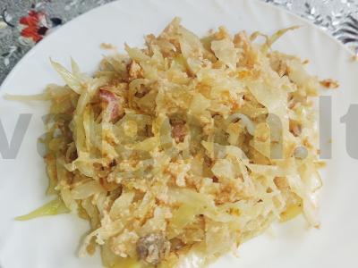 Troškinta kopūstai su rūkytomis dešromis, mėsa ir daržovėmis pagrindine nuotrauka