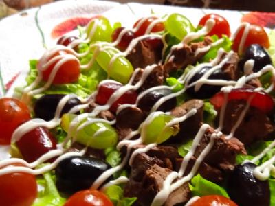 Salotas su kepenimis ir vynuogėmis pagrindine nuotrauka