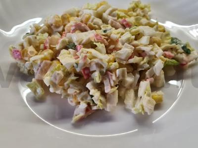 Salotos su krabų lazdelėmis ir Pekino kopūstu pagrindine nuotrauka