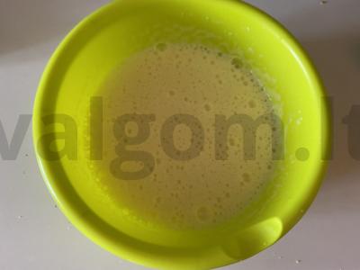 Rudai biskvitinis pyragas su cukraus sausainiais Žingsnis 3