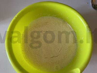 Rudai biskvitinis pyragas su cukraus sausainiais Žingsnis 4