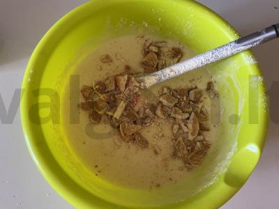 Rudai biskvitinis pyragas su cukraus sausainiais Žingsnis 6