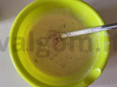 Rudai biskvitinis pyragas su cukraus sausainiais Žingsnis 7