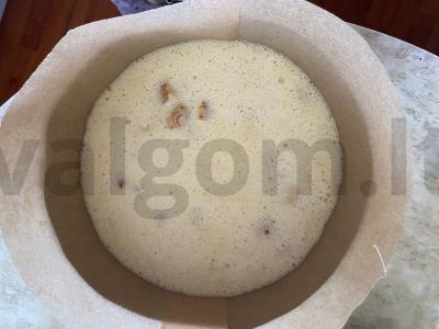 Rudai biskvitinis pyragas su cukraus sausainiais Žingsnis 9