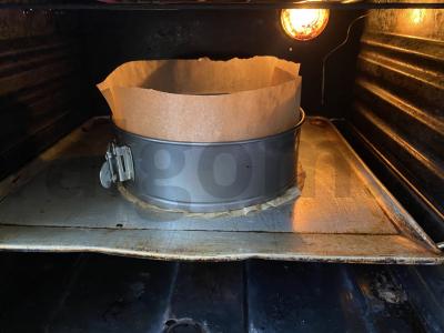 Rudai biskvitinis pyragas su cukraus sausainiais Žingsnis 10